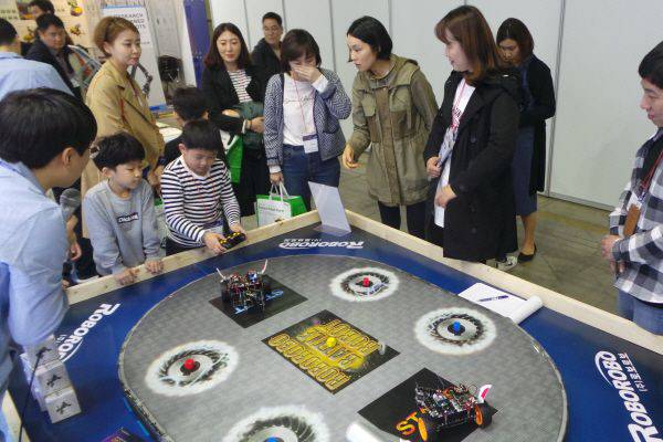 韩国世界机器人展会在日山KINTEX开幕